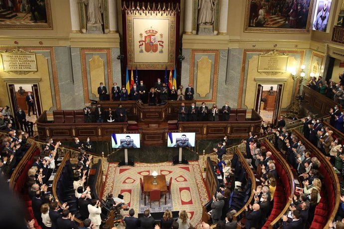 El presidente de Ucrania, Volodímir Zelenski, interviene telemáticamente en el hemiciclo del Congreso de los Diputados, a 5 de abril de 2022