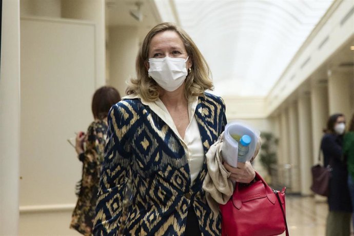 La vicepresidenta primera y ministra de Asuntos Económicos y Transformación Digital, Nadia Calviño, a su llegada a una sesión de control al Gobierno en el Senado, a 22 de marzo de 2022, en Madrid (España). Durante el pleno, los grupos parlamentarios del