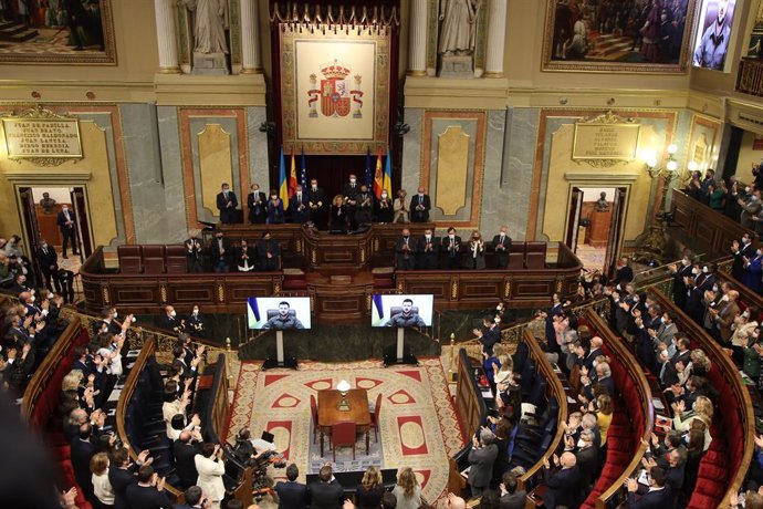 El presidente de Ucrania, Volodímir Zelenski, interviene telemáticamente en el hemiciclo del Congreso de los Diputados, a 5 de abril de 2022, en Madrid (España). El presidente de Ucrania, Volodimir Zelenski, ha conectado por videoconferencia con el Cong