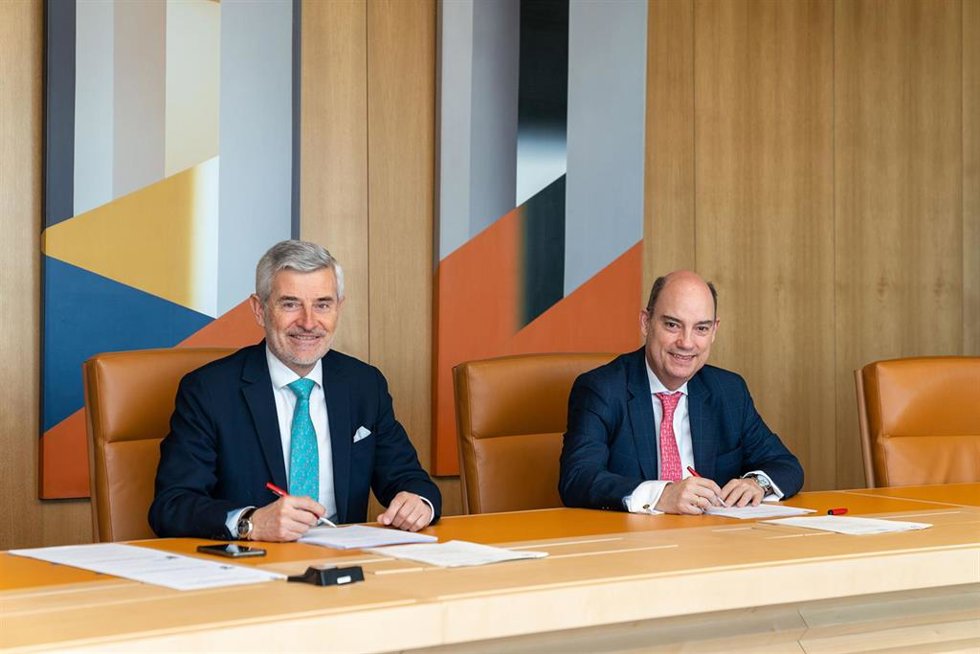 Archivo - El director general de Banca Comercial de Santander España, Ángel Rivera, y el vicepresidente de Mapfre y consejero delegado de la compañía en Iberia, José Manuel Inchausti.