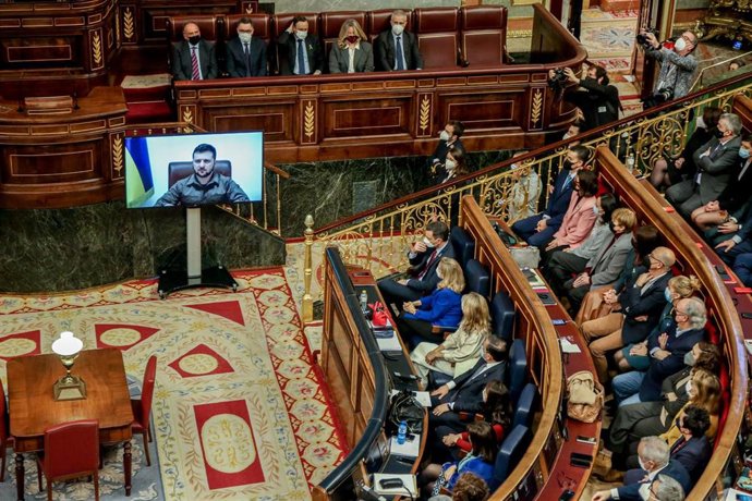 El presidente de Ucrania, Volodímir Zelenski, interviene telemáticamente en el hemiciclo del Congreso de los Diputados, a 5 de abril de 2022, en Madrid (España). 