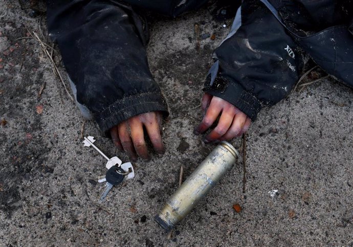 Una persona muerta en Bucha, Ucrania. 