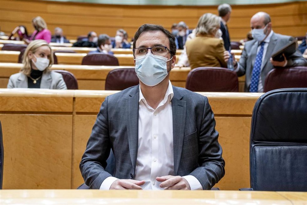 El ministro de Consumo, Alberto Garzón, en una sesión de control al Gobierno en el Senado, a 5 de abril de 2022, en Madrid (España). El PP ha centrado sus iniciativas en su petición de bajar los impuestos ante la subida de los precios por el alto coste 