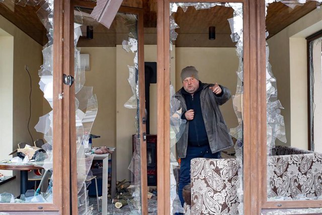 Un residente de Bucha explica cómo fue destruida su casa.