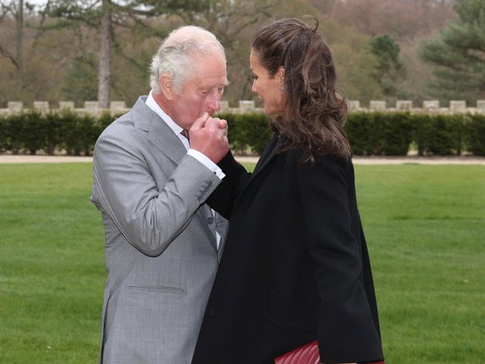 EL PRINCIPE CARLOS DE INGLATERRA SALUDA A LA REINA LETIZIA DURANTE SU VISITA A REINO UNIDO