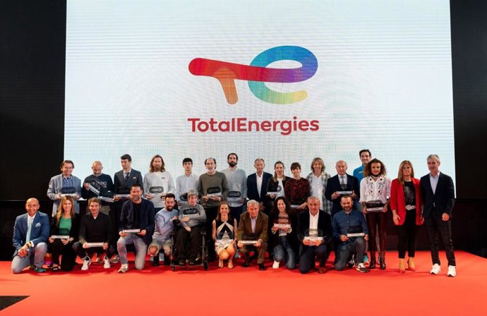 Foto de familia de los galardonados de los Premios TotalEnergies Corredor 2021