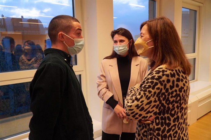 La presidenta del Govern, Francina Armengol, mantiene un encuentro con jóvenes que trabajan en las instituciones europeas de Bruselas