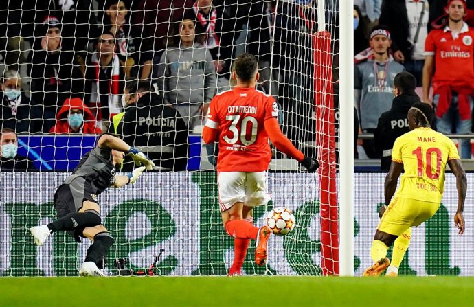 05 April 2022, Portugal, Lisbon: Liverpool's Sadio Mane (R) scores his side's second goal during the UEFA Champions League quarterfinal first leg soccer match between Benfica and Liverpool at the Estadio da Luz. Photo: Adam Davy/PA Wire/dpa