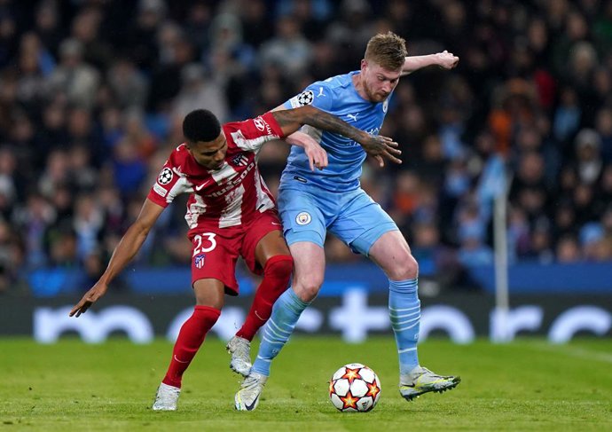 05 April 2022, United Kingdom, Manchester: Manchester City's Kevin De Bruyne (R) and Atletico Madrid's Reinildo Mandava battle for the ball during the UEFA Champions League Quarter Final first leg soccer match between Manchester City and Atletico Madrid