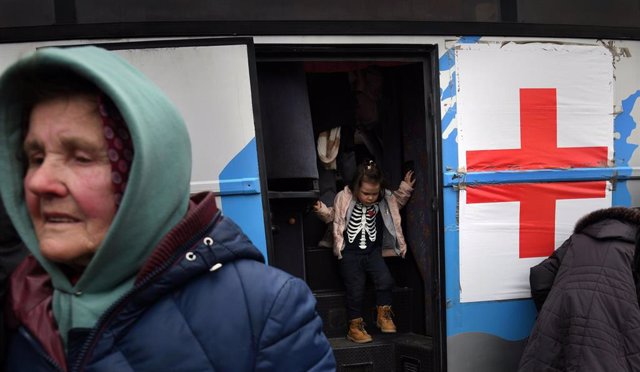 01 April 2022, Ukraine, Zaporizhia: Displaced people fleeing the Russian invasion of Berdyansk, Mariupol and other besieged cities evacuate through Zaporizhzhya. The International Committee of the Red Cross successfully brought a convoy of evacuees from d