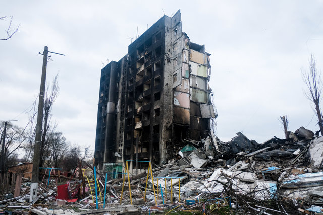 05 April 2022, Ukraine, Borodjanka: A residential building hit by a missile stands in Borodyanka, a small village near Kiev.  Photo: Matthew Hatcher/SOPA Images via ZUMA Press Wire/dpa