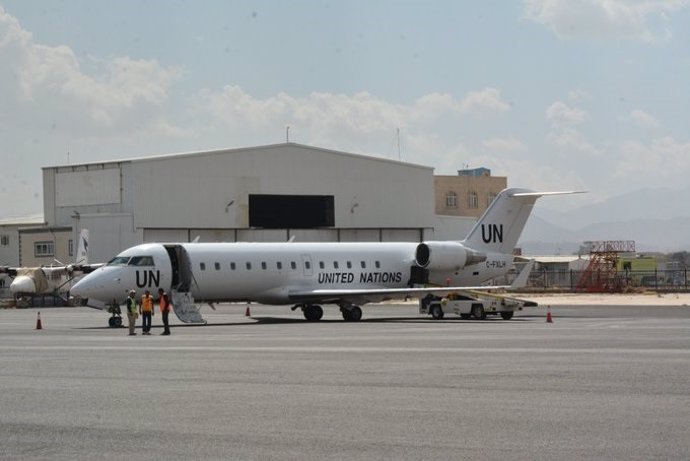 Archivo - Un avión de la ONU evacua a pacientes yemeníes por primera vez desde el aeropuerto de Saná