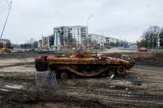 05 April 2022, Ukraine, Borodjanka: A destroyed Russian battle tank stands in the main square of Borodyanka, a small village near Kiev.