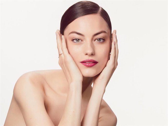 Clarins descubre la nueva fórmula de Lip Comfort Oil, para presumir de unos labios bellos, a la par que cuidados, nutridos y reparados