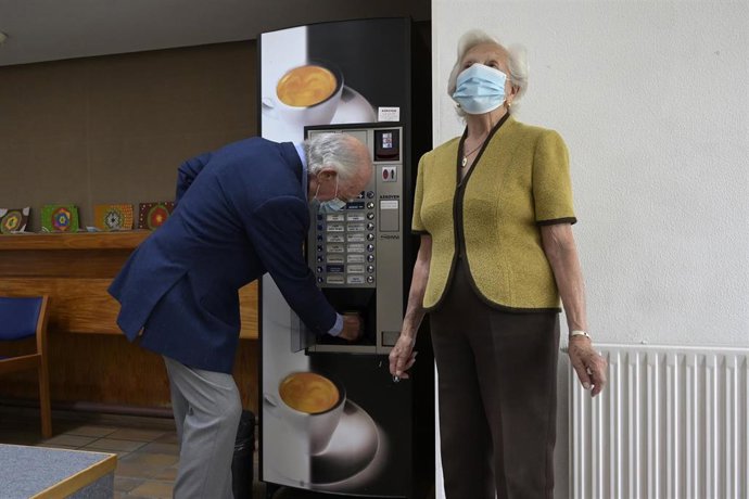 Archivo - Personas mayores en una residencia