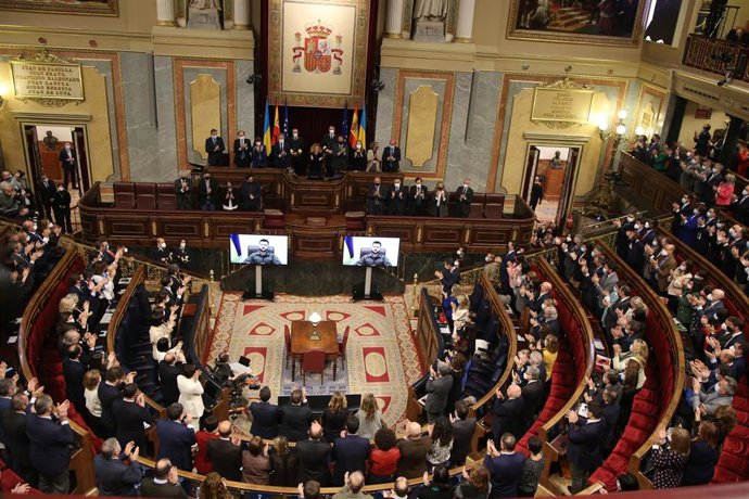 El presidente de Ucrania, Volodímir Zelenski, interviene telemáticamente en el hemiciclo del Congreso de los Diputados, a 5 de abril de 2022, en Madrid (España). 