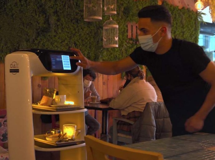 Delibot trabajando junto a un camarero