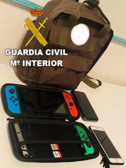 Efectos sustraídos a una menor en un parque de Oleiros (A Coruña).