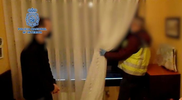 Un detenido por corrupción de menores a través de Internet, durante el registro policial de su domicilio, en Gijón