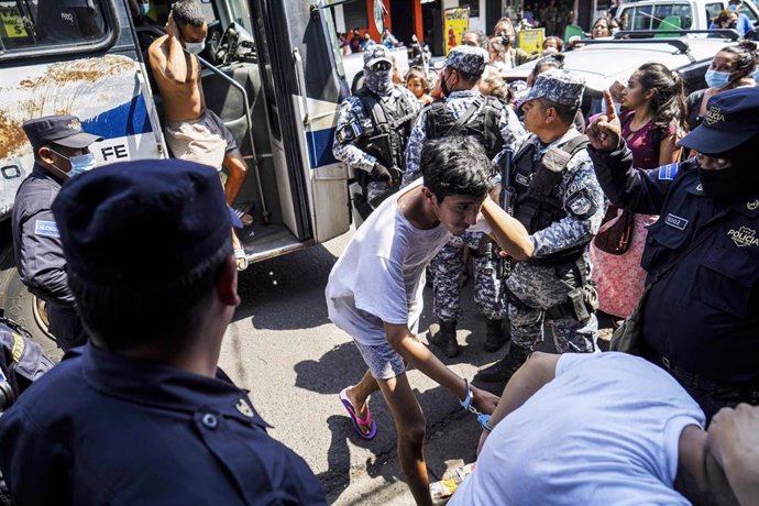 Detención de presuntos pandilleros en El Salvador