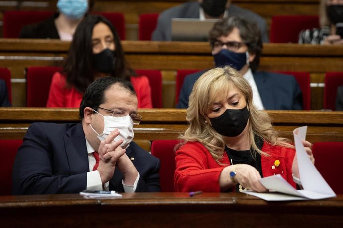 La consellera de Derechos Sociales, Violant Cervera, y el de Interior, Joan Ignasi Elesa, en el pleno del Parlament del 6 de abril de 2022.