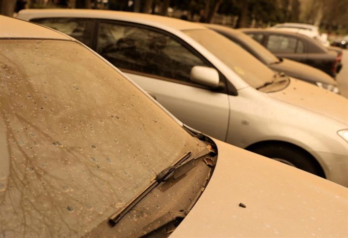 Una fila de vehículos cubiertos de polvo subsahariano