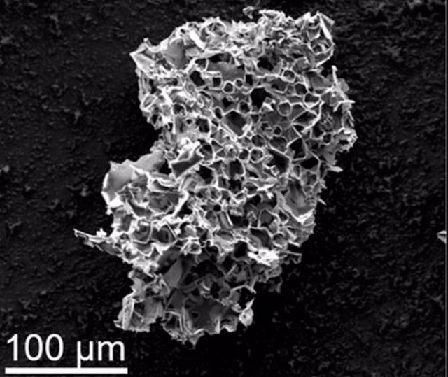 Los poros en esta partícula a escala micrométrica, resultado de la pirolización en presencia de acetato de potasio, pueden secuestrar el dióxido de carbono de las corrientes de gas de combustión.