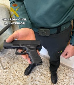 Pistola simulada incautada a la persona detenida por la Guardia Civil por conducción temeraria y atentado contra agente de la autoridad en Alcolea del Pinar