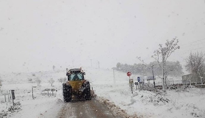 Una máquina retira la nieve en una carretera de Almería.