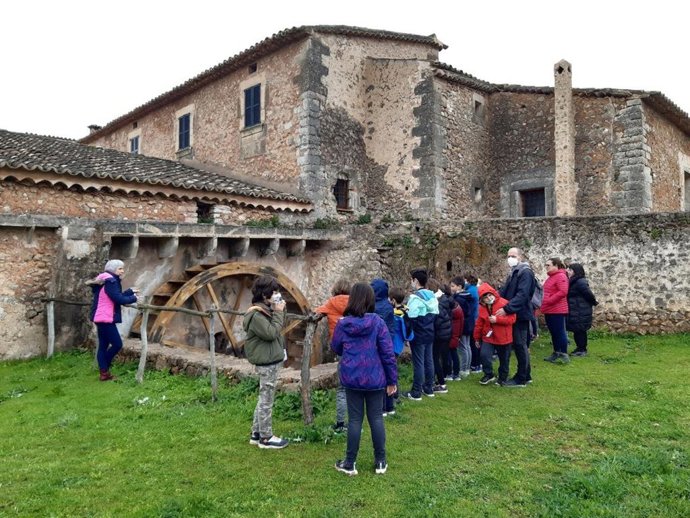 Archivo - Visita escolar a la tafona de Son Torrella.