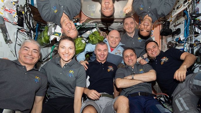 La tripulación de diez miembros de la Expedición 66 posa para un retrato a bordo de la Estación Espacial Internacional en marzo de 2022.
