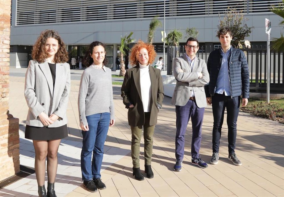 Los investigadores coautores de la escala CALS de la Cátedra DeCo-MICOF-CEU, Gemma García Lluch, Consuelo Cháfer, Lucrecia Moreno, Juan Pardo y Hernán Ramos, en la CEU UCH.