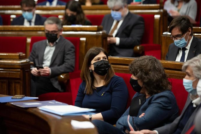 La consellera de Investigación y Universidades de la Generalitat, Gemma Geis, en el pleno del Parlament el 6 de abril.