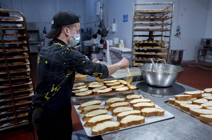 Trabajador elabora torrijas en el obrador de la pastelería 'La Hermosita', días previos a la Semana Santa de 2022, a 5 de abril de 2022, en Arganda del Rey, Madrid (España). 