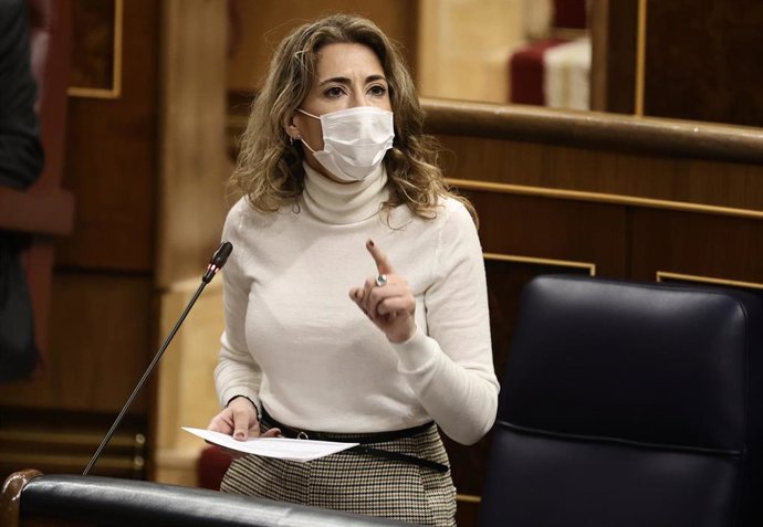 La ministra de Transportes, Movilidad y Agenda Urbana, Raquel Sánchez, interviene en una sesión plenaria en el Congreso 