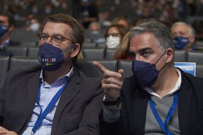 El presidente del PP,  Alberto Núñez Feijóo, y el coordinador del partido, Elías Bendodo