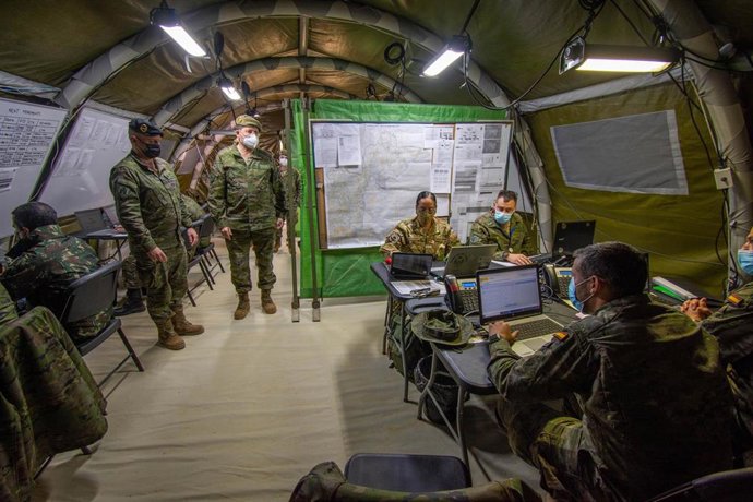 El JEME (centro, de pie) visita al centro de operaciones.