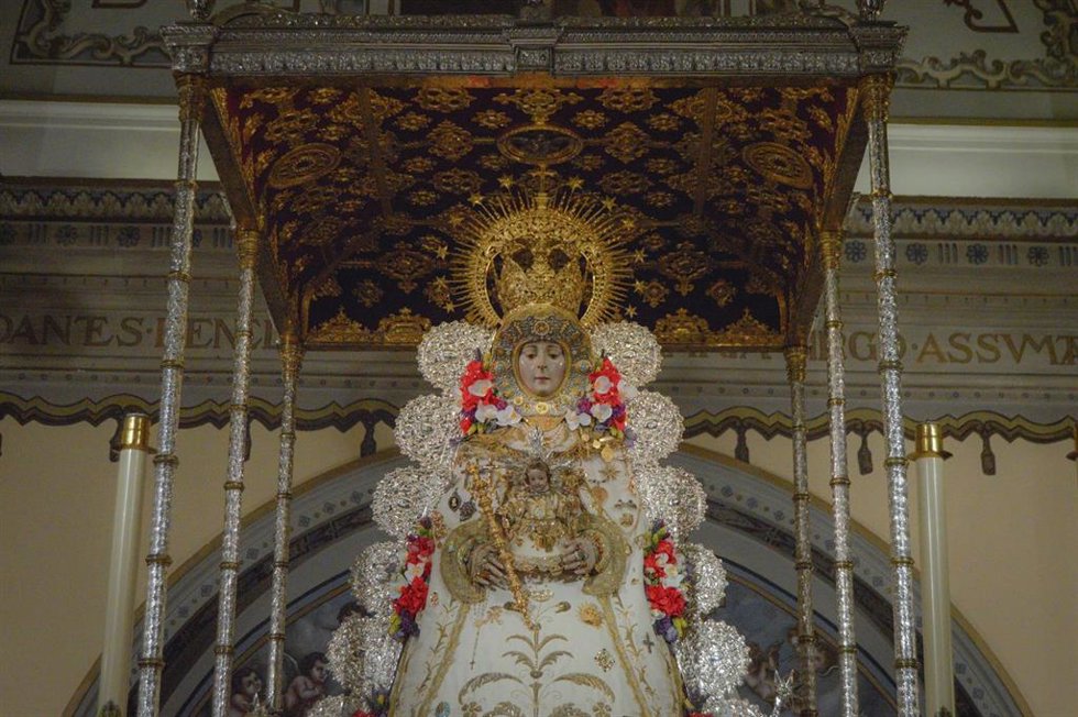 La Virgen del Rocío entronizada en su paso.
