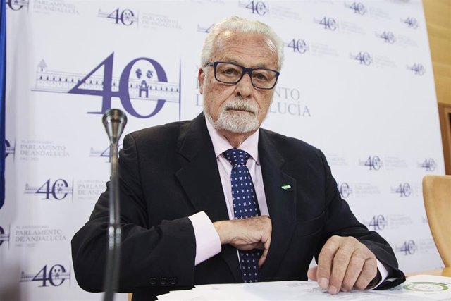 Rueda de prensa del, Defensor del Pueblo Andaluz, Jesús Maeztu, durante a entrega de la Memoria de 2021 en el Parlamento de Andalucía