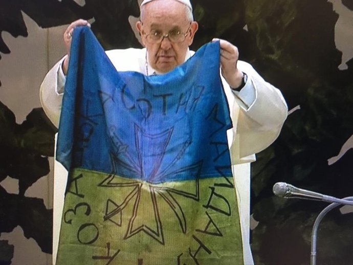 El Papa despliega y besa una bandera recién llegada de Bucha (Ucrania) en la audiencia general de este miércoles
