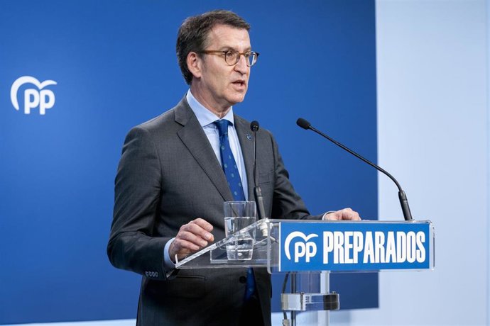 El presidente de la Xunta de Galicia, Alberto Núñez Feijóo, comparece en la sede nacional del PP para entregar los avales necesarios para formalizar su candidatura, en la calle Génova, a 9 de marzo de 2022, en Madrid (España). 