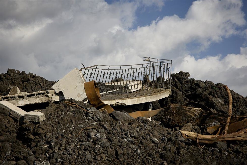 Archivo - Destrozos cercanos a la vía LP-213, de la carretera de Puerto Naos, a 24 de febrero de 2022, en Puerto Naos, La Palma, Canarias (España). La LP-213 une el núcleo urbano de Los Llanos de Aridane con Tajuya, Todoque y Puerto Naos, zonas visiblem