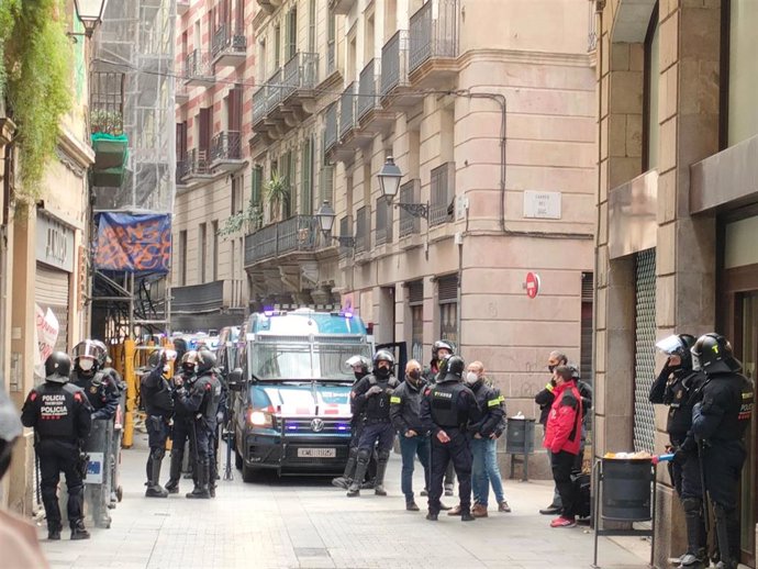 Mossos en el desalojo de la Casa África de Barcelona, el 6 de abril de 2022.