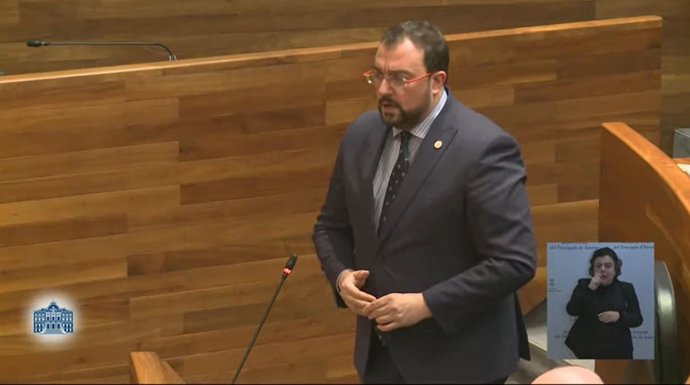 Adrián Barbón en la Junta.