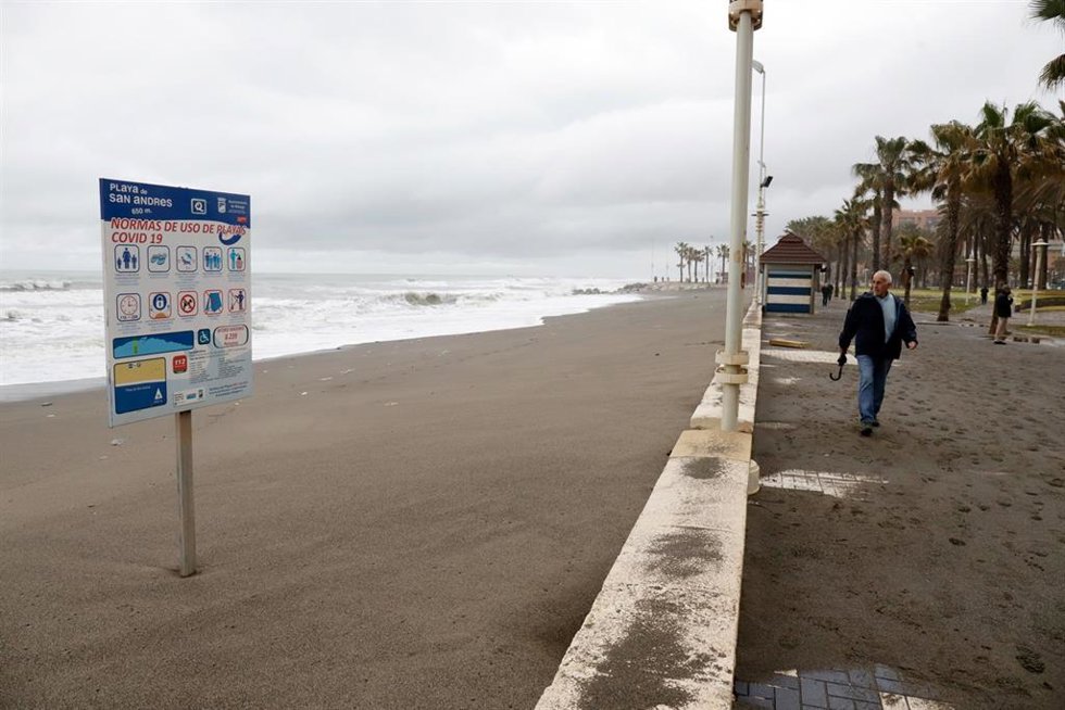 Una persona pasea por la playa de Huelín donde los desperfectos causados por el temporal en las últimas horas han dejado los chiringuitos anegados por las inundaciones a 5 de abril de 2022 en Málaga, Andalucía.
