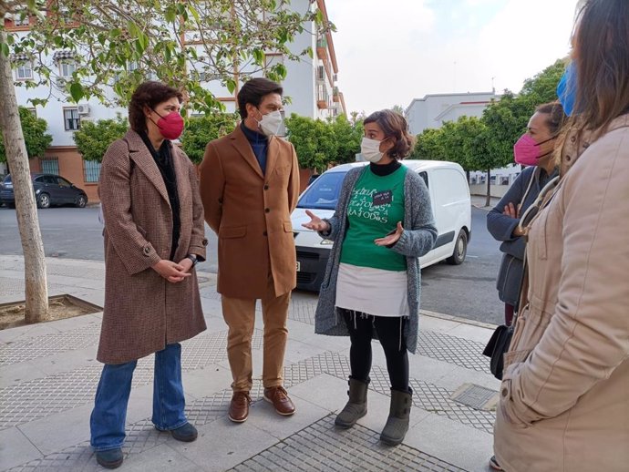 La secretaria de Ciudadanía y Derechos Sociales del PSOE-A, Susana Rivas, ha dado su "apoyo" a las ampas del CEIP San Feranndo y CEIP Prácticas por el "recorte de unidades escolares".