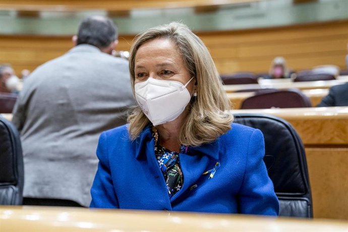La vicepresidenta primera del Gobierno y ministra de Asuntos Económicos y Transformación Digital, Nadia Calviño, durante una sesión de control al Gobierno en el Senado, a 5 de abril de 2022, en Madrid (España). El PP ha centrado sus iniciativas en su pe