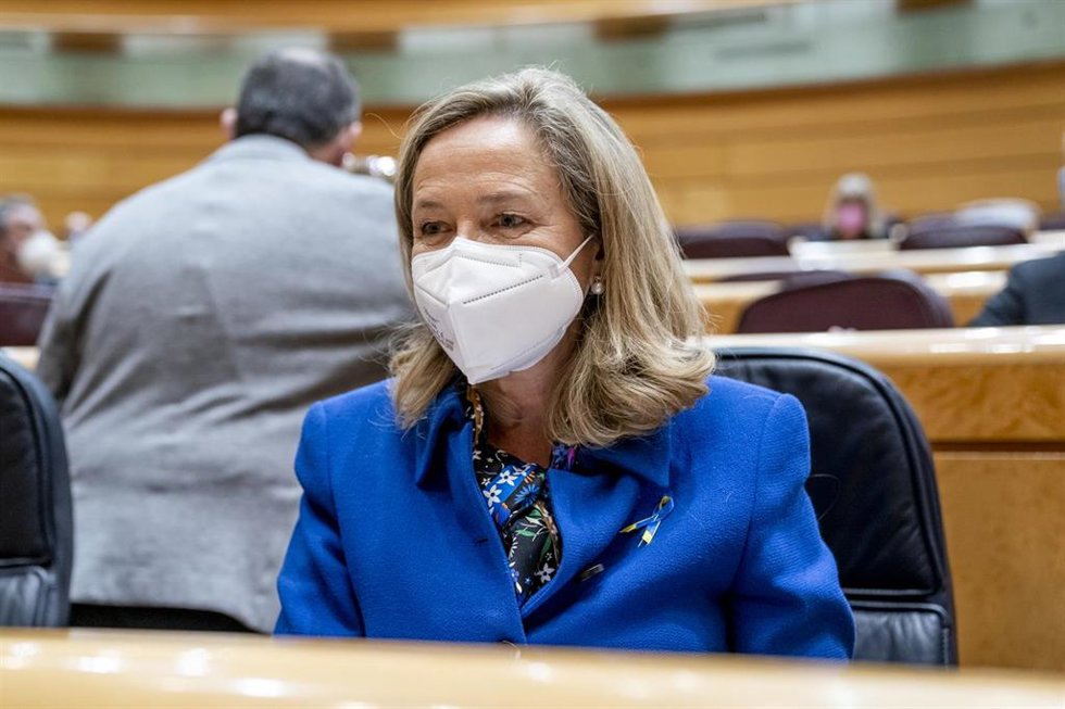 La vicepresidenta primera del Gobierno y ministra de Asuntos Económicos y Transformación Digital, Nadia Calviño, durante una sesión de control al Gobierno en el Senado, a 5 de abril de 2022, en Madrid (España). El PP ha centrado sus iniciativas en su pe