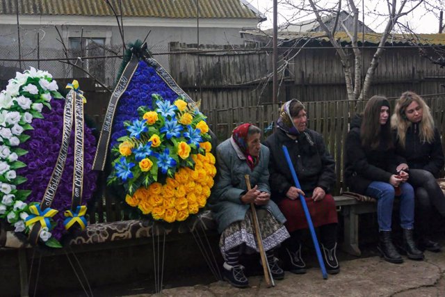 Funeral per un soldat mort prop de Mariúpol