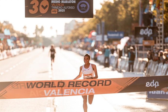 Archivo - Gidey Letesenbet, del equipo NN Running Team, en el momento de batir el récord del mundo en la Medio Maratón Valencia Trinidad Alfonso EDP de 2021